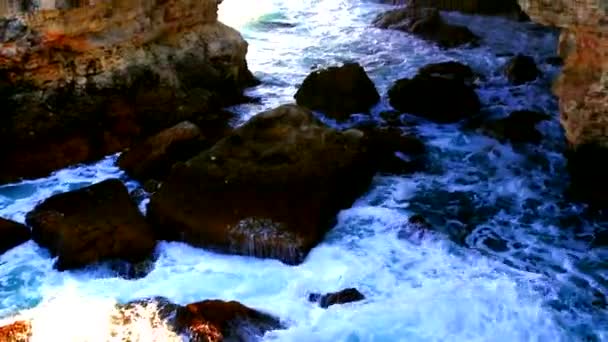 Belle Vue Avec Des Vagues Mer Éclaboussant Dans Rivage Rocheux — Video