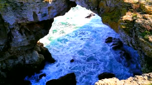 Kayalık Bir Kıyıda Sıçrayan Deniz Dalgalarıyla Güzel Bir Manzara — Stok video