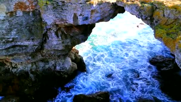 岩の多い海岸に海の波が飛び交う美しい景色 — ストック動画