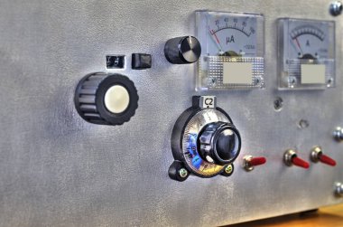 Vakum tüplü yüksek frekanslı güç yükselticisinin ön paneli görüntüyü kapat