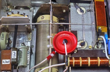 Kondansatörlü, bobinli ve diğer bileşenli yüksek frekanslı güç yükselticisi iç görünümü