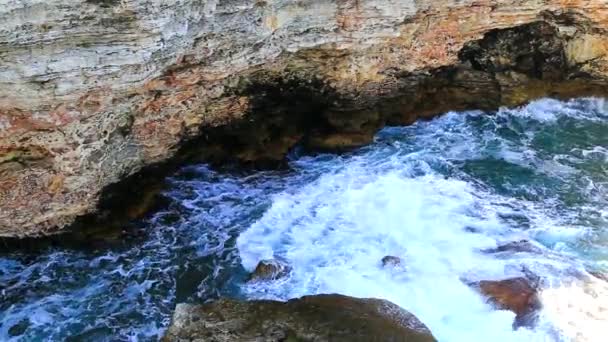 Belle Vue Avec Des Vagues Mer Éclaboussant Dans Rivage Rocheux — Video