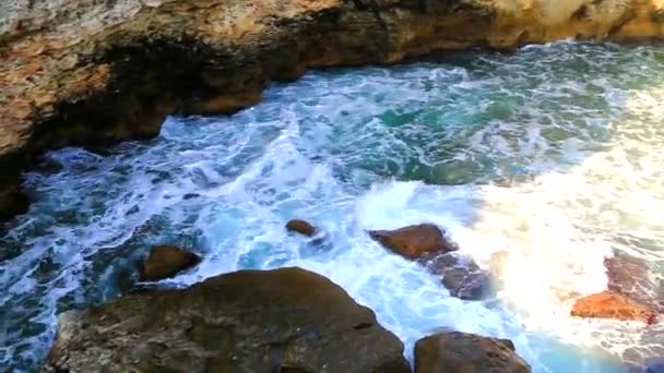 岩の多い海岸に海の波が飛び交う美しい景色 — ストック動画