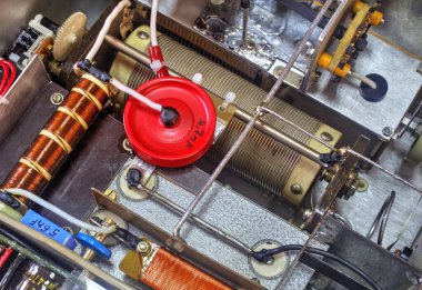 Kondansatörlü, bobinli ve diğer bileşenli yüksek frekanslı güç yükselticisi iç görünümü