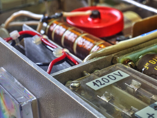 Внутренний вид усилителя высокой частоты с конденсаторами, катушками и другими компонентами
