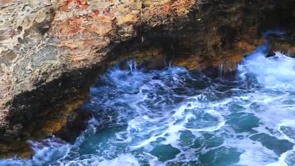 바위투성이 해안에서 파도가 아름다운 — 비디오