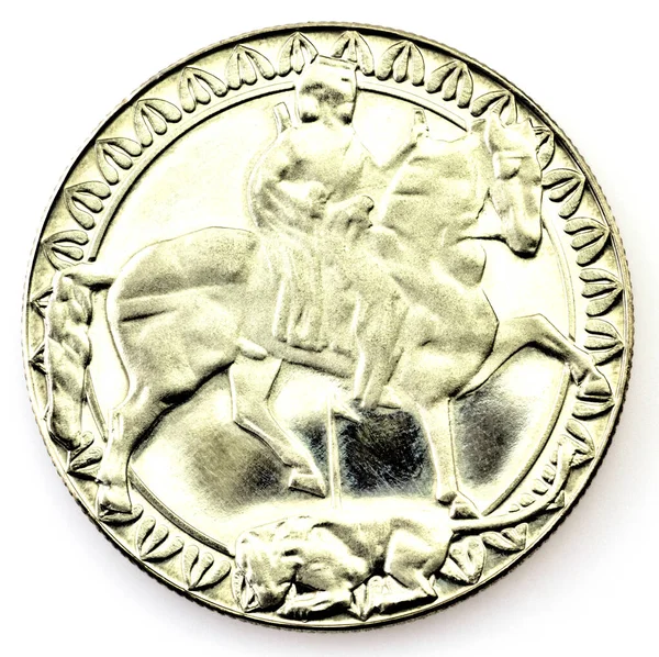 白い背景に隔離されたブルガリア共和国の記念日コインを間近に見る — ストック写真