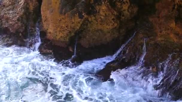 Schöne Aussicht Mit Wellen Die Einem Felsigen Ufer Plätschern — Stockvideo
