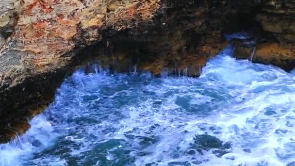 Bela Vista Com Ondas Mar Salpicando Uma Costa Rochosa — Vídeo de Stock