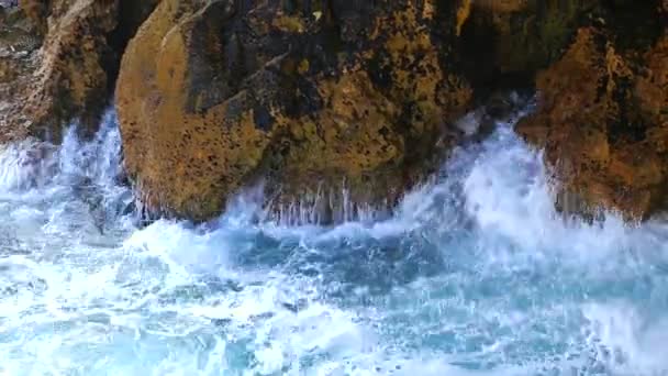 Prachtig Uitzicht Met Zee Golven Spetterend Een Rotsachtige Kust — Stockvideo