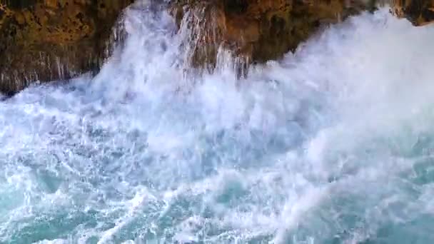 Bella Vista Con Onde Marine Che Schizzano Una Riva Rocciosa — Video Stock