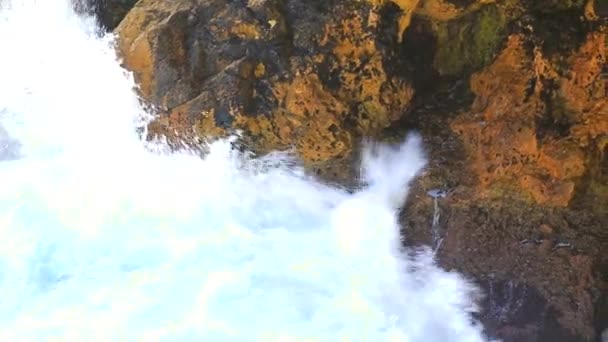 Прекрасний Вид Морськими Хвилями Дряпаються Скелястому Березі — стокове відео