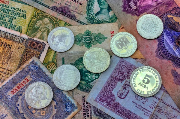 Una Pila Monedas Aniversario República Bulgaria Sobre Fondo Billetes Vista — Foto de Stock