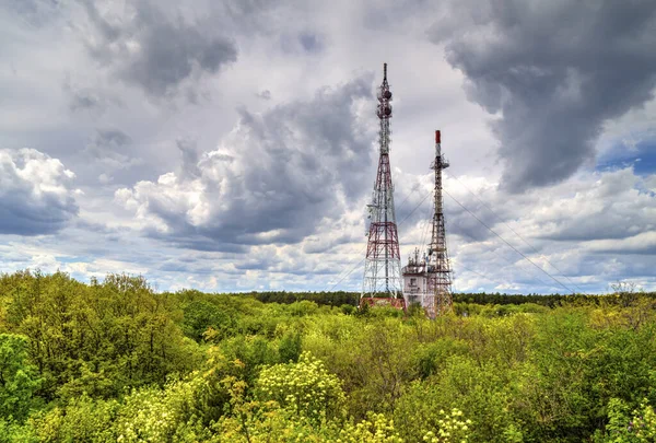 Gyönyörű Táj Drámai Égbolttal Antenna Tornyokkal Friss Zöld Erdőben — Stock Fotó