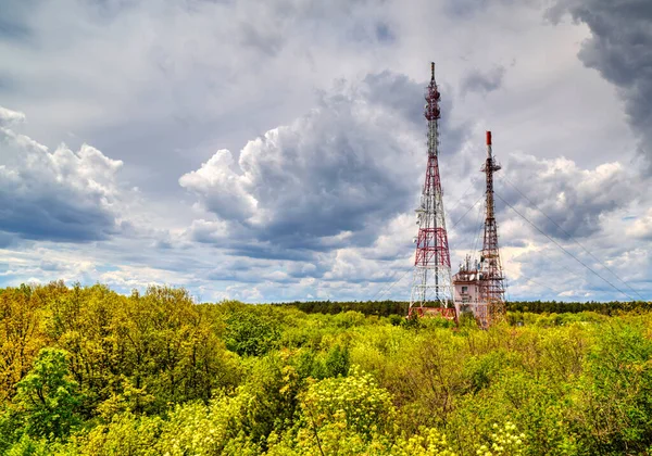 Gyönyörű Táj Drámai Égbolttal Antenna Tornyokkal Friss Zöld Erdőben — Stock Fotó