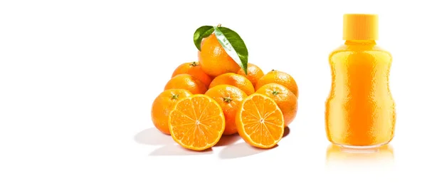 Mandarini freschi con foglie — Foto Stock