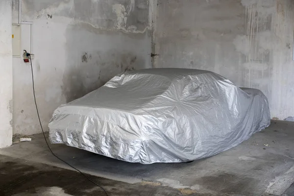 Carro coberto sob folha de prata — Fotografia de Stock