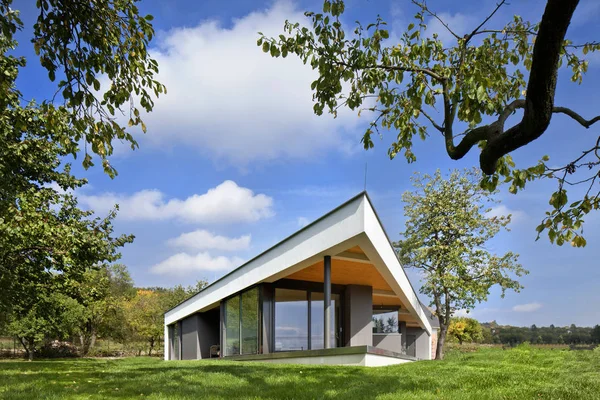 Ein Außergewöhnliches Einfamilienhaus Mit Einem Grundriss Aus Dreiecken — Stockfoto