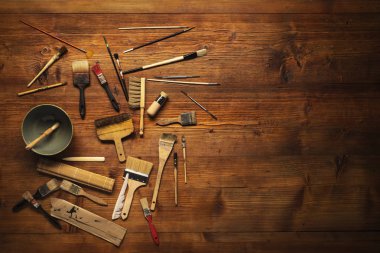 Natürmort türü fırçalar sürü ve diğer araçlar ahşap arka plan üzerinde boyama