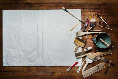 Kağıt, fırçalar ve diğer araçları ahşap arka plan üzerinde boyama natürmort
