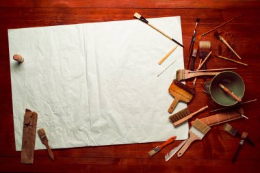 Kağıt, fırçalar ve diğer araçları ahşap arka plan üzerinde boyama natürmort