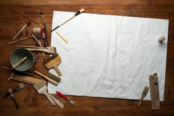 Målning Stilleben Med Papper Penslar Och Andra Verktyg Ett Trä — Stockfoto