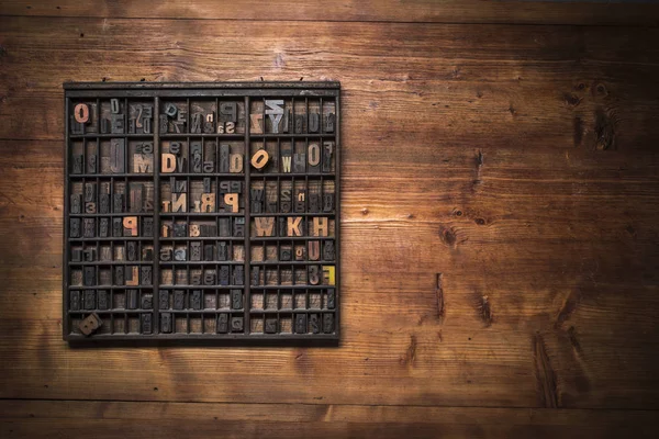 Imprimir Bodegón Con Letras Pinceles Otras Herramientas Sobre Fondo Madera — Foto de Stock