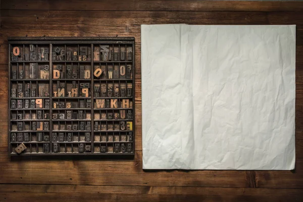 Imprimir Bodegón Con Letras Pinceles Otras Herramientas Sobre Fondo Madera — Foto de Stock