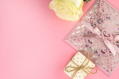 Çiçekler mutlu yıllar. Pembe arka planda izole beyaz gül.