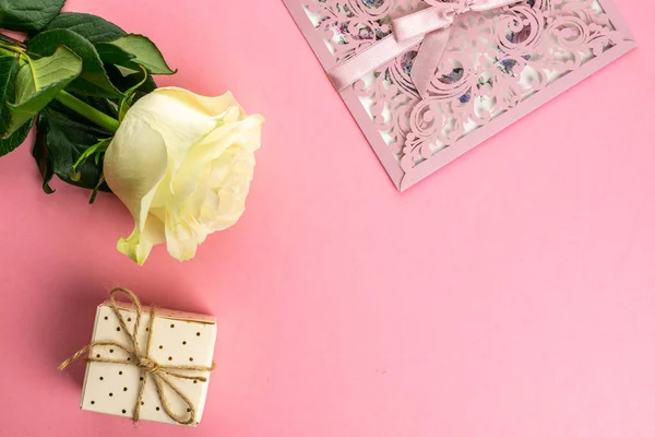 하얀 장미는 분홍색 배경에 고립되어 있었다. 영국의 축제 꽃 R — 스톡 사진