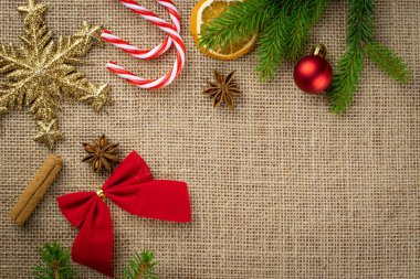 Kırmızı Noel arkaplanı. Xmas, keten dokusunda izole edilmiş dekorasyon kutlaması yapıyor. Yeni yıl şablonu. Düz dizayn. Boşluğu kopyala