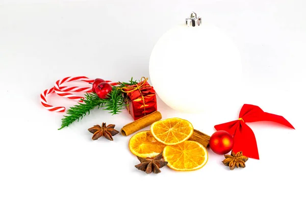 Kerstcadeaus. Goud 2020 Nieuwjaar decoratie geïsoleerd op witte rug — Stockfoto