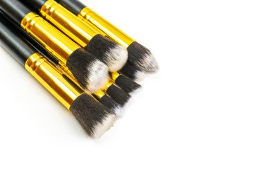 Fırça tozu yap. Beyaz b üzerinde izole edilmiş kozmetik ürünler çiziliyor