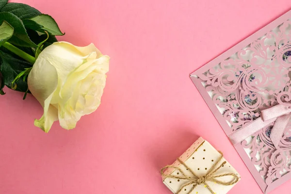 Bloemen geïsoleerd op roze achtergrond. Witte roos met groen verlof — Stockfoto