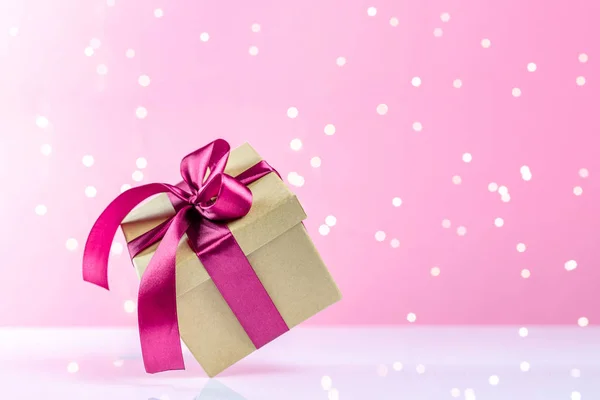 Nouvel an fond. Coffret cadeau de Noël avec ruban sur rose. Modèle de bannière pour l'affichage du contenu du produit ou du design. Cadeau de Noël — Photo