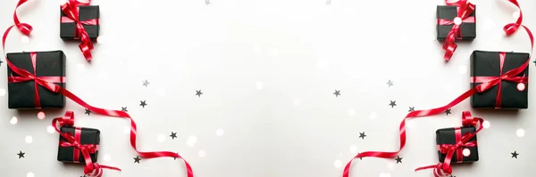 Rode kerst geschenken, ornamenten op witte achtergrond bovenaanzicht. Wintervakantie kerstcadeau. Vrolijk kerstfeest en fijne feestdagen wenskaart, frame, banner. Nieuwjaar. Met Noel. Vlakke plaat — Stockfoto