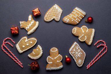 Zencefilli çörek adam. Xmas ev yapımı zencefil, bal kurabiyeleri koyu arka planda. Mutlu Noeller, afiş. Kış tatili Xmas teması. - Mutlu yıllar. Metin için boşluk