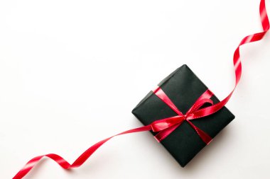 Xmas geçmişi. Kırmızı Noel hediyeleri, beyaz arka plan manzaralı süsler. Kış tatili hediyesi. Mutlu Noeller ve mutlu bayramlar tebrik kartı, çerçeve, pankart. Yeni yıl. Noel. Düz yatıyordu