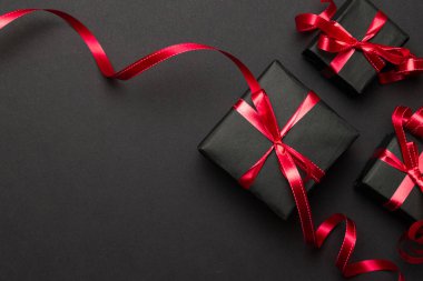 Noel hediyeleri, siyah arka planda kırmızı dekor. Xmas hediyesi. Kış Xmas tatili. Mutlu Noeller ve mutlu bayramlar tebrik kartı, çerçeve, pankart. Yeni yıl. Noel. Düz yatıyordu
