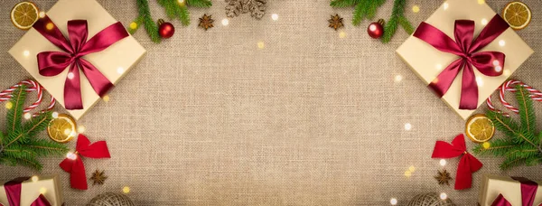 Fondo de Navidad con adornos rojos y verdes sobre fondo de lino. Feliz Navidad tarjeta de felicitación, pancarta. Tema Navidad de vacaciones de invierno. Feliz Año Nuevo. Espacio para texto — Foto de Stock