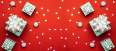 Xmas hediyesi. Noel hediyeleri, kırmızı arka planda beyaz dekor. Kış Xmas tatili. Mutlu Noeller ve mutlu bayramlar tebrik kartı, çerçeve, pankart. Yeni yıl. Noel.