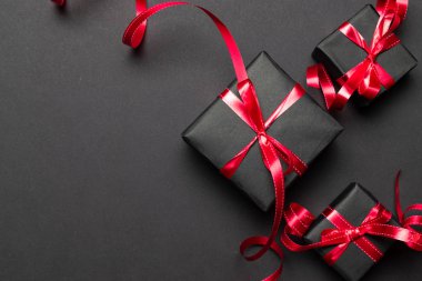 Noel hediyeleri, siyah arka plandaki süsler. Kış tatili hediyesi. Mutlu Noeller ve mutlu bayramlar tebrik kartı, çerçeve, pankart. Yeni yıl. Noel.