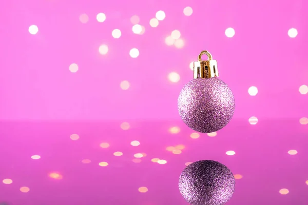 Weihnachtlicher Hintergrund. Weihnachten goldenen Ball isoliert auf Urlaub Hintergrund. Blasendekoration. Frohe Weihnachten. — Stockfoto