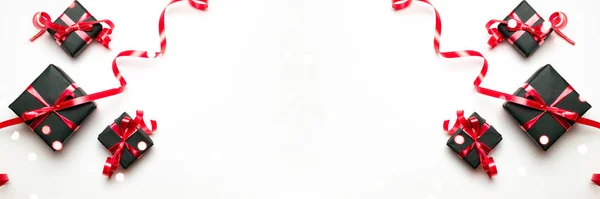Regalos de Navidad, decoración roja sobre fondo blanco vista superior. Un regalo de Navidad. Vacaciones de Navidad de invierno. Feliz Navidad y Felices Fiestas tarjeta de felicitación, marco, bandera. Año Nuevo. Noel. Puesta plana — Foto de Stock