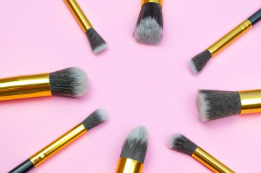 Makyaj için fırça tozu. P üzerinde izole edilmiş kozmetik çizim ürünleri