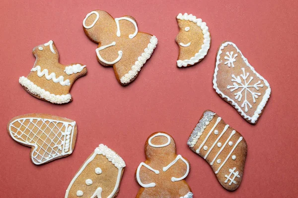 Fond de Noël. Biscuits au pain d'épice festifs faits à la main. Espace de copie pour le texte. Fond vacances d'hiver maquette — Photo