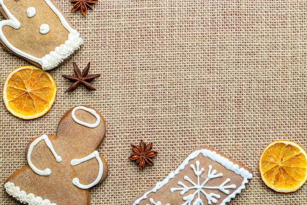 Biscoitos de gengibre caseiros de Natal. Culinária de celebração Conceito de inverno. Ano Novo e Natal cartão postal ou convite — Fotografia de Stock