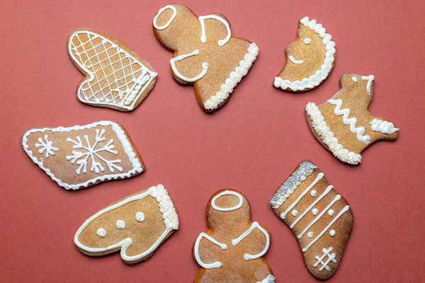 Fond de Noël. Biscuits au pain d'épice festifs faits à la main. Espace de copie pour le texte. Fond vacances d'hiver maquette — Photo