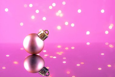 Noel arkaplanı. Xmas altın topu tatil arka planında izole edilmiş. Baloncuk süslemesi. Mutlu Noeller..