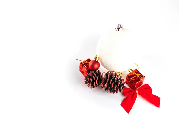 Χριστουγεννιάτικες μπάλες. Χρυσή χριστουγεννιάτικη διακόσμηση σε λευκό. Νέα Γε — Φωτογραφία Αρχείου